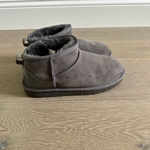 Girls Uggs size 4